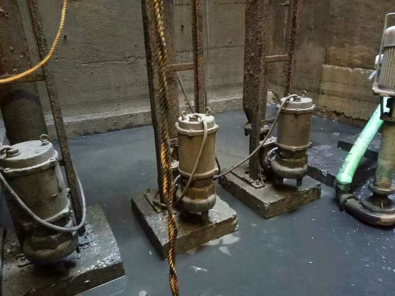 淅川污水池清理