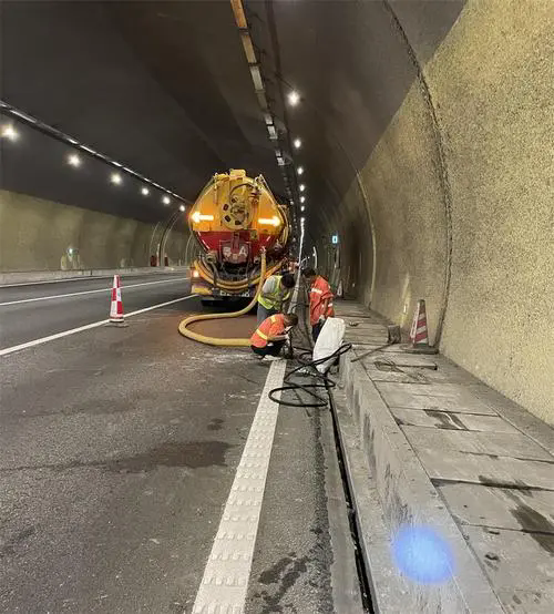 淅川隧道排水渠清淤